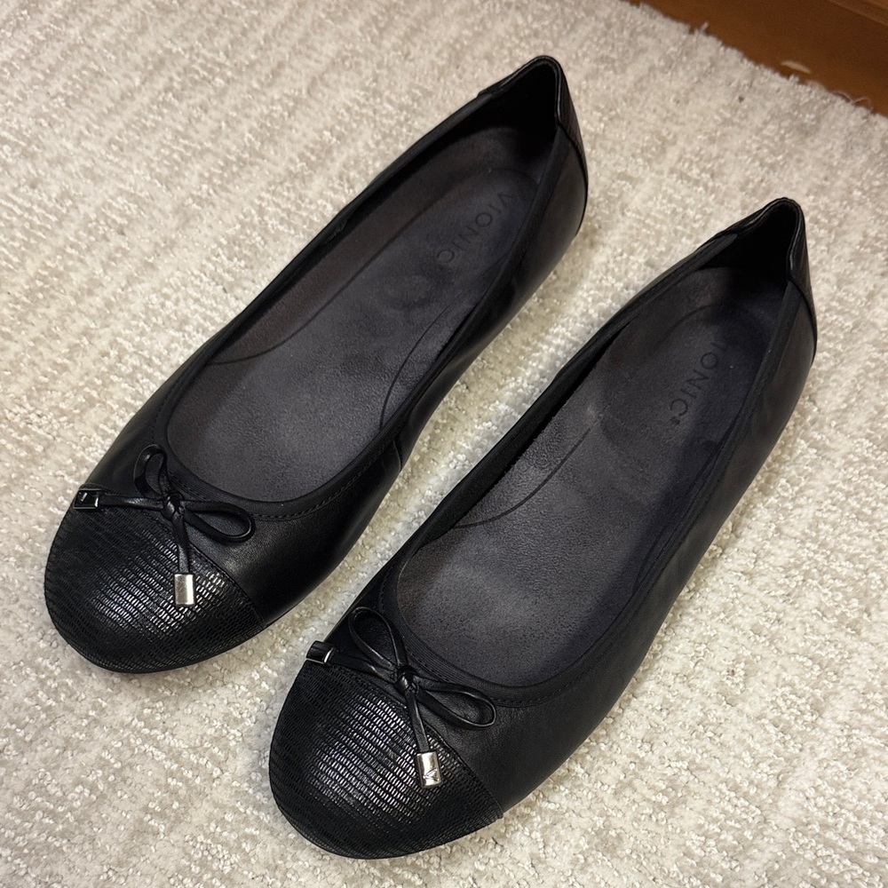 Vionic Black Textured Toe Flats - image 1